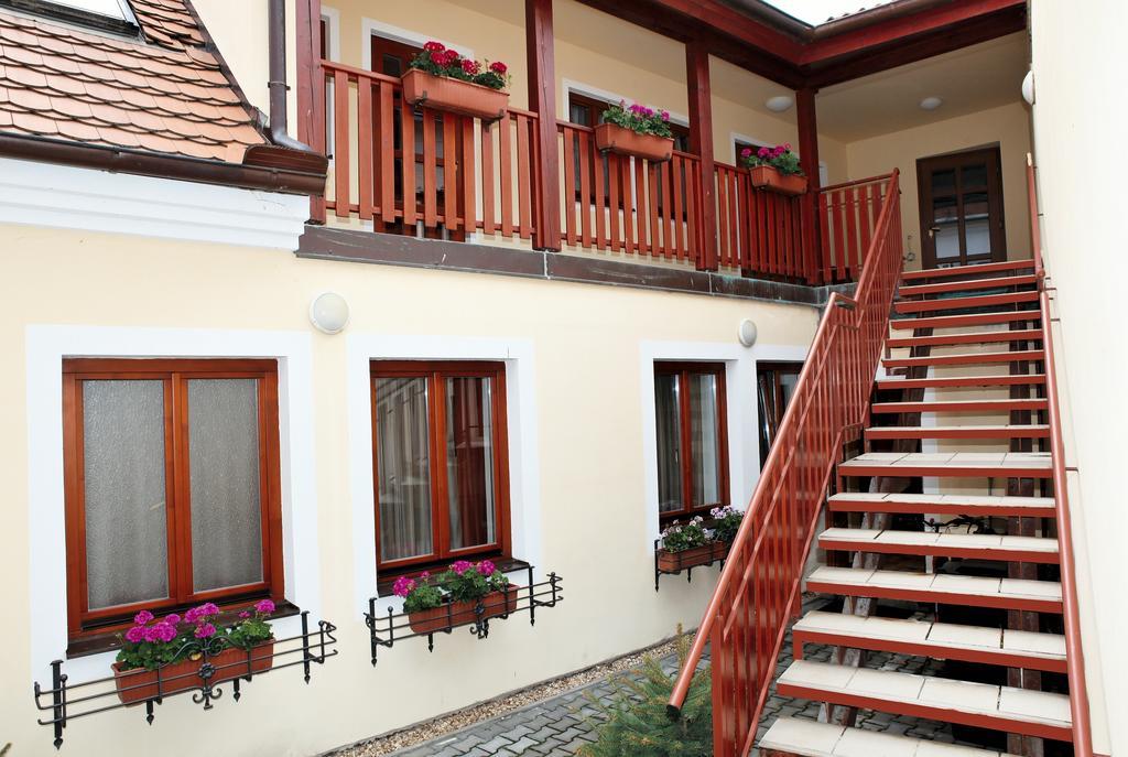 Hotel Pelikan Тршебонь Экстерьер фото