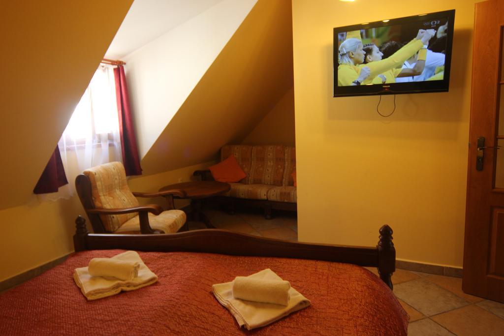 Hotel Pelikan Тршебонь Экстерьер фото